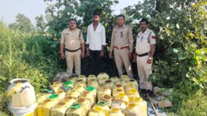 आबकारी विभाग की कार्रवाई10 लीटर कच्ची महुआ शराब और 360 किग्रा महुआ लहान जब्त