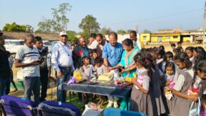 नवाडीह स्कूल में न्योता भोज: बच्चों ने चखा स्वादिष्ट भोजन, छात्रों को उपहार मिल चेहरे खिल उठे