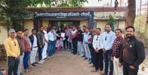 वी एस के के विरोध के साथ साथ शिक्षक हित के विभिन्न मुद्दों पर विकास खंड शिक्षा अधिकारी को सहायक शिक्षक फेडरेशन लोरमी द्वारा ज्ञापन सौंपा गया।