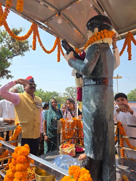 राष्ट्र सर्वोपरि — वीरता, त्याग और संकल्प का पावन स्मरण 🇮🇳वीर सैनिक की पुण्यतिथि&nbsp; पूर्व सैनिक संगठन, मुंगेली की अगुवाई में गरिमामय श्रद्धांजलि सभा का आयोजन किया गया।