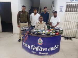 पुलिस द्वारा प्रहार अवैध हुक्का बार में छापा तीन आरोपी गिरफ्तार