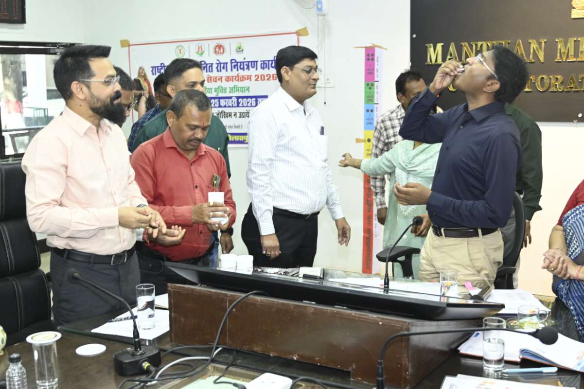 जिले में राष्ट्रीय फाइलेरिया उन्मूलन अभियान की शुरूआत अधिकारियों ने सामूहिक रूप से दवा का सेवन कर लोगों को किया जागरूक