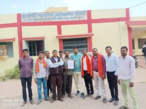 मनियारी नदी में रेत खनन कर ट्रेक्टर मालिकों की मनमानीः गाँव के मुक्तिधाम को बनाये अवैध परिवहन का रास्ता ! आक्रोशित ग्रामीणों ने एसडीएम को सौपा ज्ञापन..