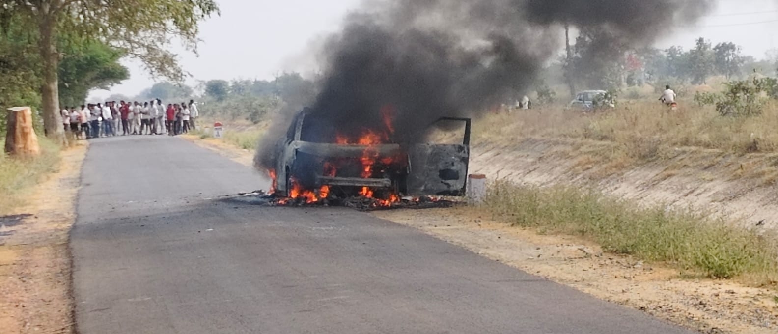 चलती कार में आग लगी जान बचाकर भागे चालक एवं सवारी