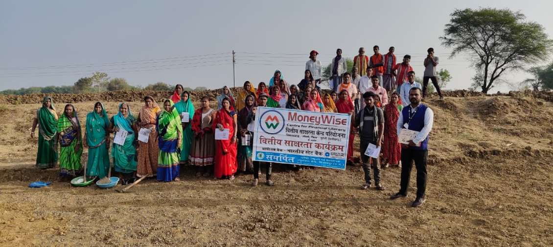 गोल्हापारा में मजदूरों के लिए वित्तीय साक्षरता सत्र का आयोजन किया गया