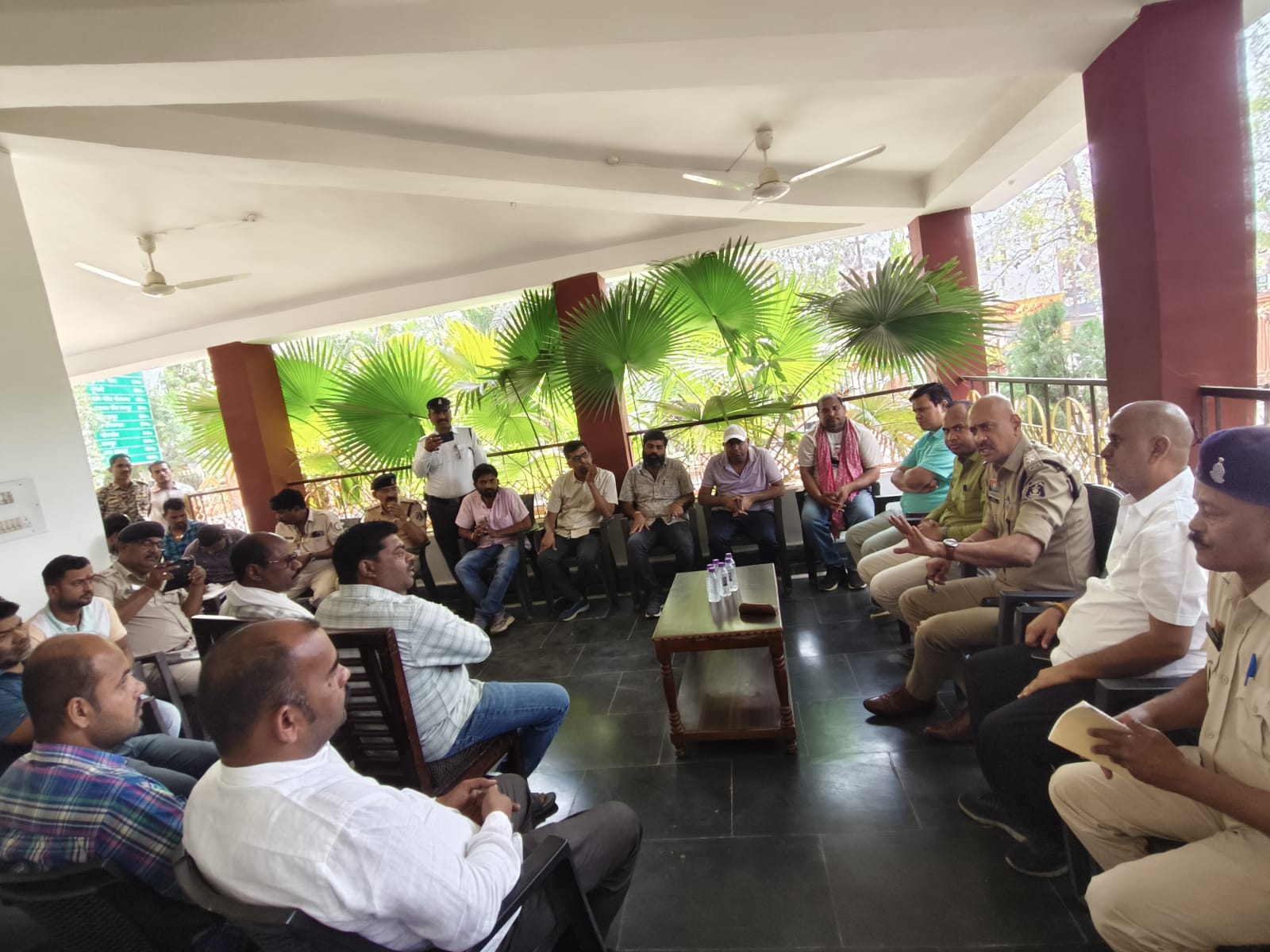 सड़क दुर्घटनाओं पर अंकुश लगाने हेतु परिवहनकर्ताओं की बैठक आयोजित पुलिस एवं प्रशासन द्वारा महत्वपूर्ण निर्णय