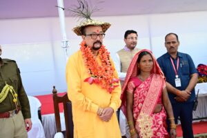 बैगा-बिरहोर आदिवासियों के गांव पहुंचे राज्यपाल, योजनाओं का जाना हाल