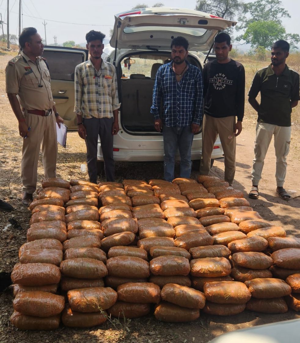 1 करोड़ 22 लाख रूपये, 245 किलो गांजा परिवहन में प्रयुक्त वाहन मारुति अर्टिगा कुल कीमती 13,050,000 रूपये सहित गिरफ्तार आरोपी –