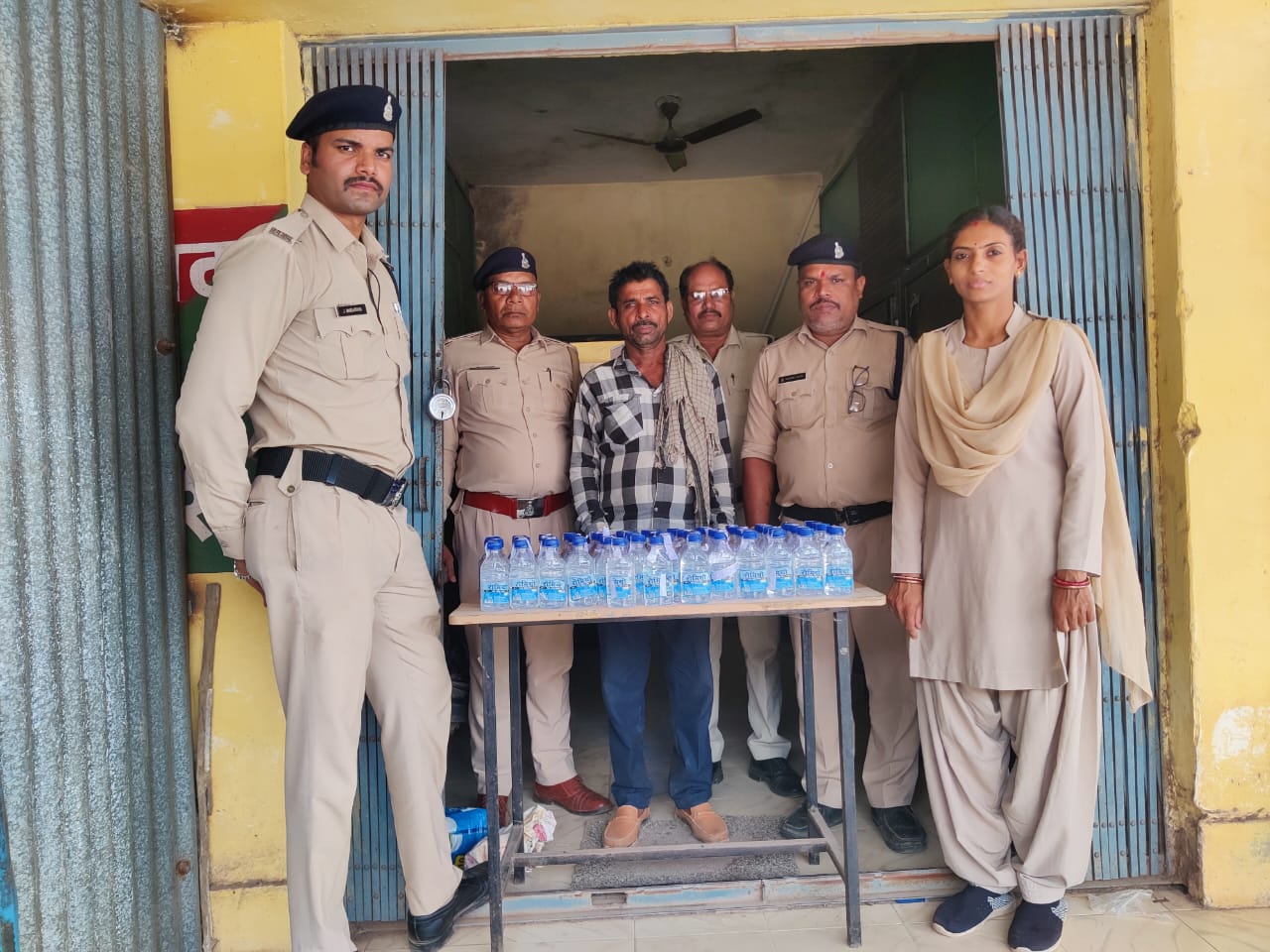 आबकारी विभाग की छापेमार कार्रवाई में ग्राम भाठा में 14.58 लीटर देशी मदिरा प्लेन जब्त
