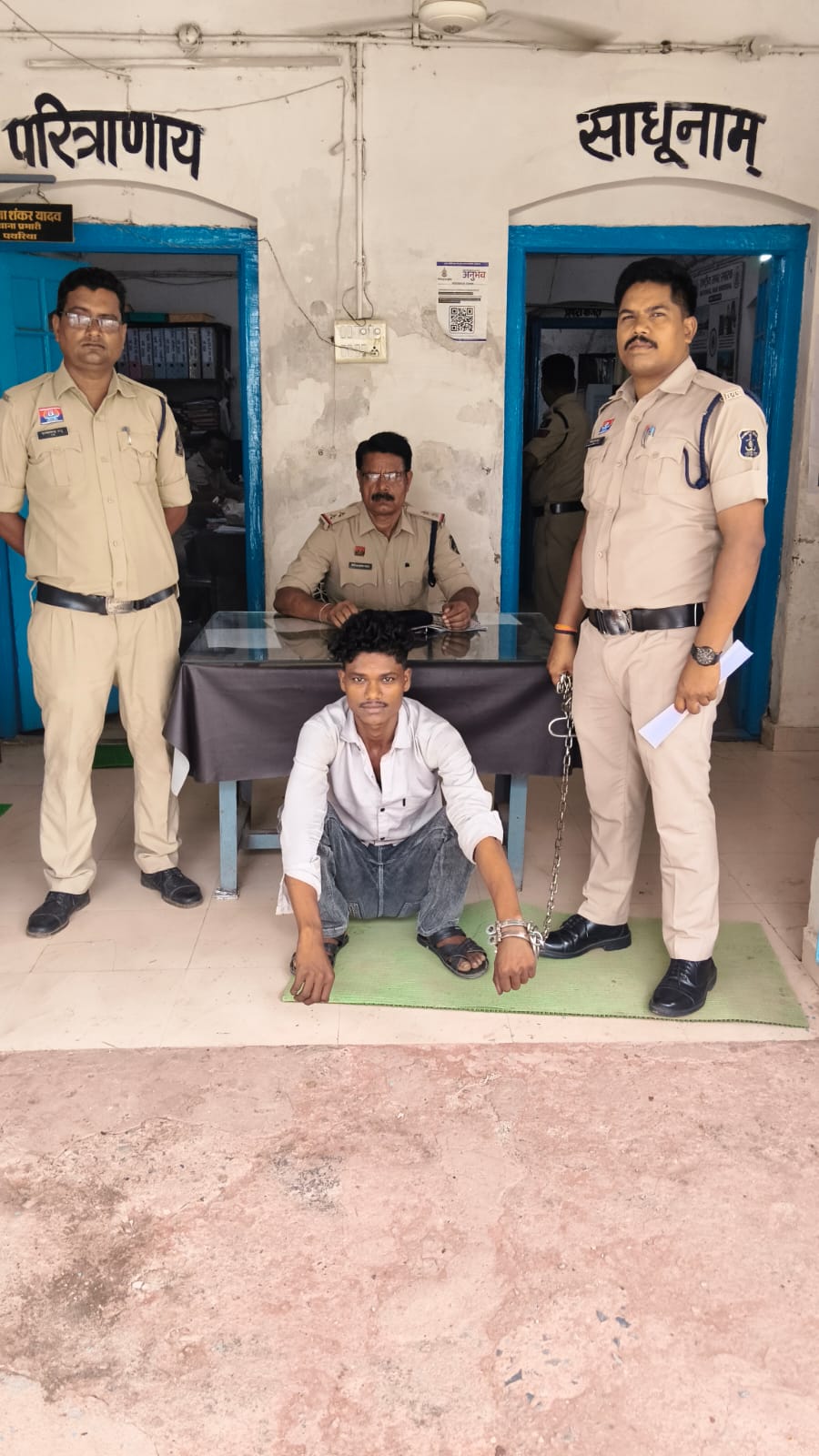 नाबालिग को बहला-फुसलाकर भगा ले जाने वाले आरोपी को उसके घर ग्राम चालान से गिरफ्तार कर भेजा गया जेल।