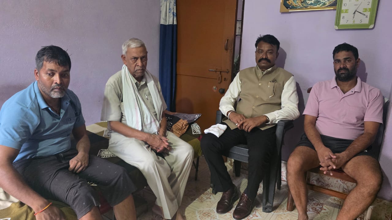 रतनपुर प्रवास के दौरान पूर्व सैनिक परिवार की स्थिति पर संवेदनशील पहल, समाज के सक्षम एवं संवेदनशील नागरिकों से भी अपील की कि वे आगे आकर पूर्व सैनिक परिवार की सहायता करें।