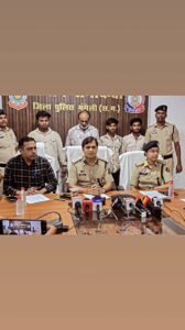 मुंगेली पुलिस का बड़ा प्रहार: राशन दुकानों में चोरी करने वाले गिरोह का पर्दाफाश, 4 गिरफ्तार     200 कट्टी चावल, 16 कट्टी शक्कर, नकदी व चोरी में प्रयुक्त पिकअप समेत करीब 10 लाख की संपत्ति जब्त; अन्य जिलों में चोरी के मामलों के भी खुले राज