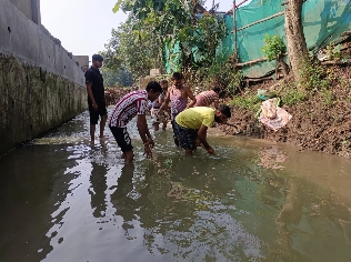 लोरमी में जनभागीदारी से कोतरी नदी की सूरत बदलने की मुहिम, तीसरे रविवार को भी युवाओं और नागरिकों ने पार्षद के नेतृत्व में किया श्रमदान