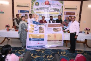 बाघिन झुमरी की कहानी फिल्म के माध्यम से दिखाया गया,वन्य प्राणी सप्ताह: ग्राम आमाडोब में जन जागरूकता कार्यक्रम का आयोजन
