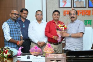 उपमुख्यमंत्री साव से जनप्रतिनिधियों ने भेंटकर जाना कुशलक्षेम एवं नगर में चल रहे विभिन्न विकास कार्यों की चर्चा की