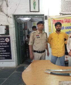 बिलासपुर: तलवार लहराकर लोगों को डरा-धमका रहा बदमाश गिरफ्तार, जेल भेजा गया