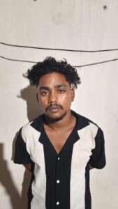 राहगीरों को चाकू दिखाकर डरा रहा था युवक, तोरवा पुलिस ने गिरफ्तार कर भेजा जेल